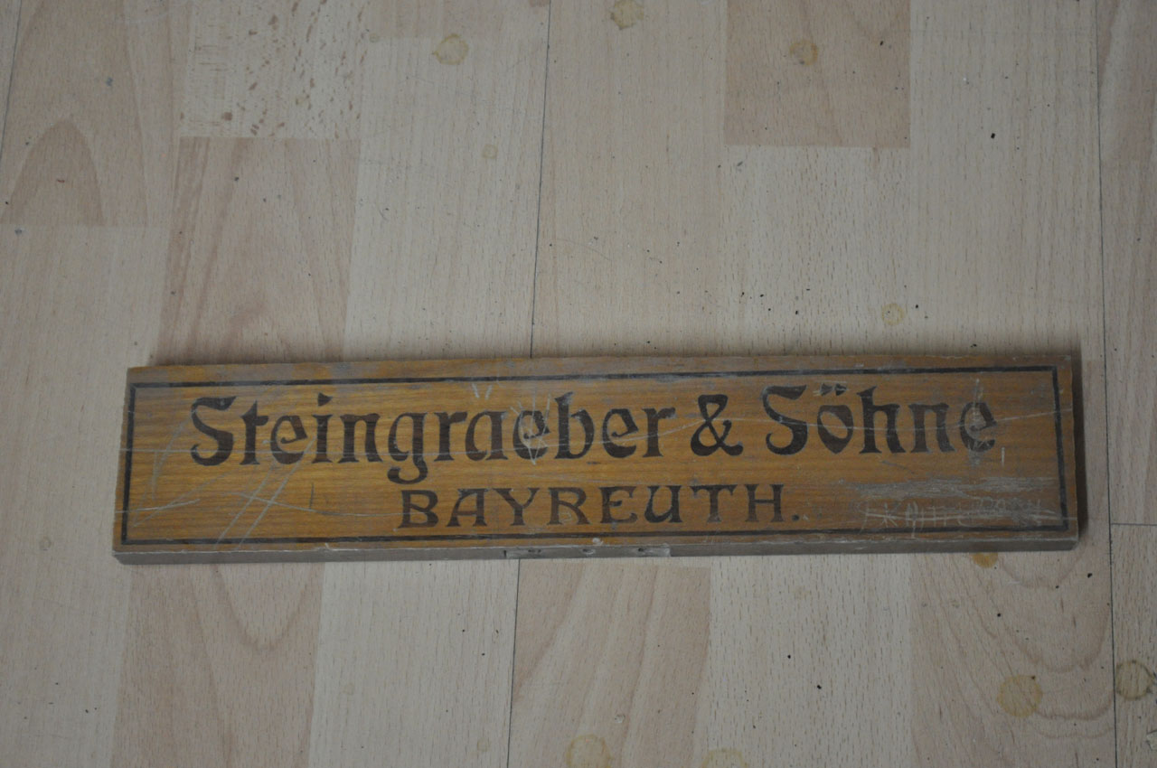 Steingräber und Söhne Schriftzug auf Holz - 1259